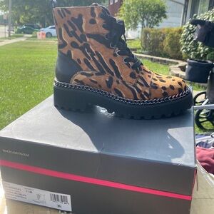 NIB Vince Camaro Cheetah Combat Boots